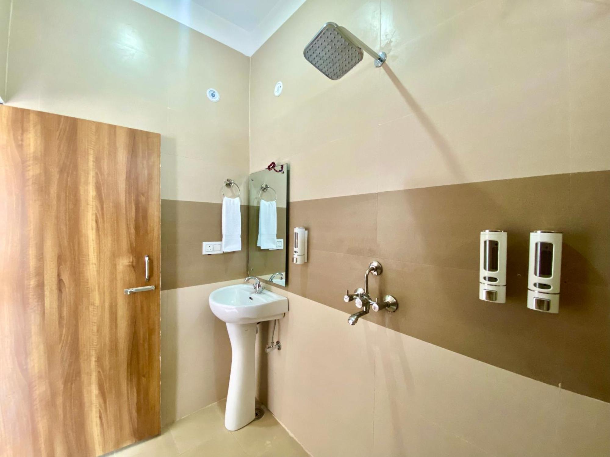 Hotel Wraveler Inn Rishikesh Exterior photo